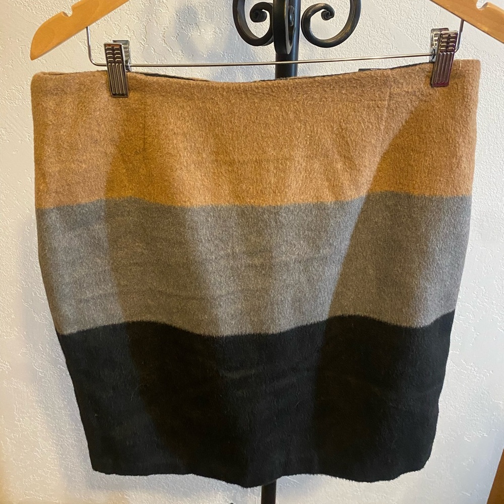 Amanda + Chelsea skirt
Size Medium
New with tags